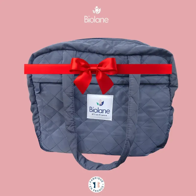 coffret-naissance-biolane-5-produits-de-soin-et-son-sac-a-langer-matelasse-offert_202512310614173.webp